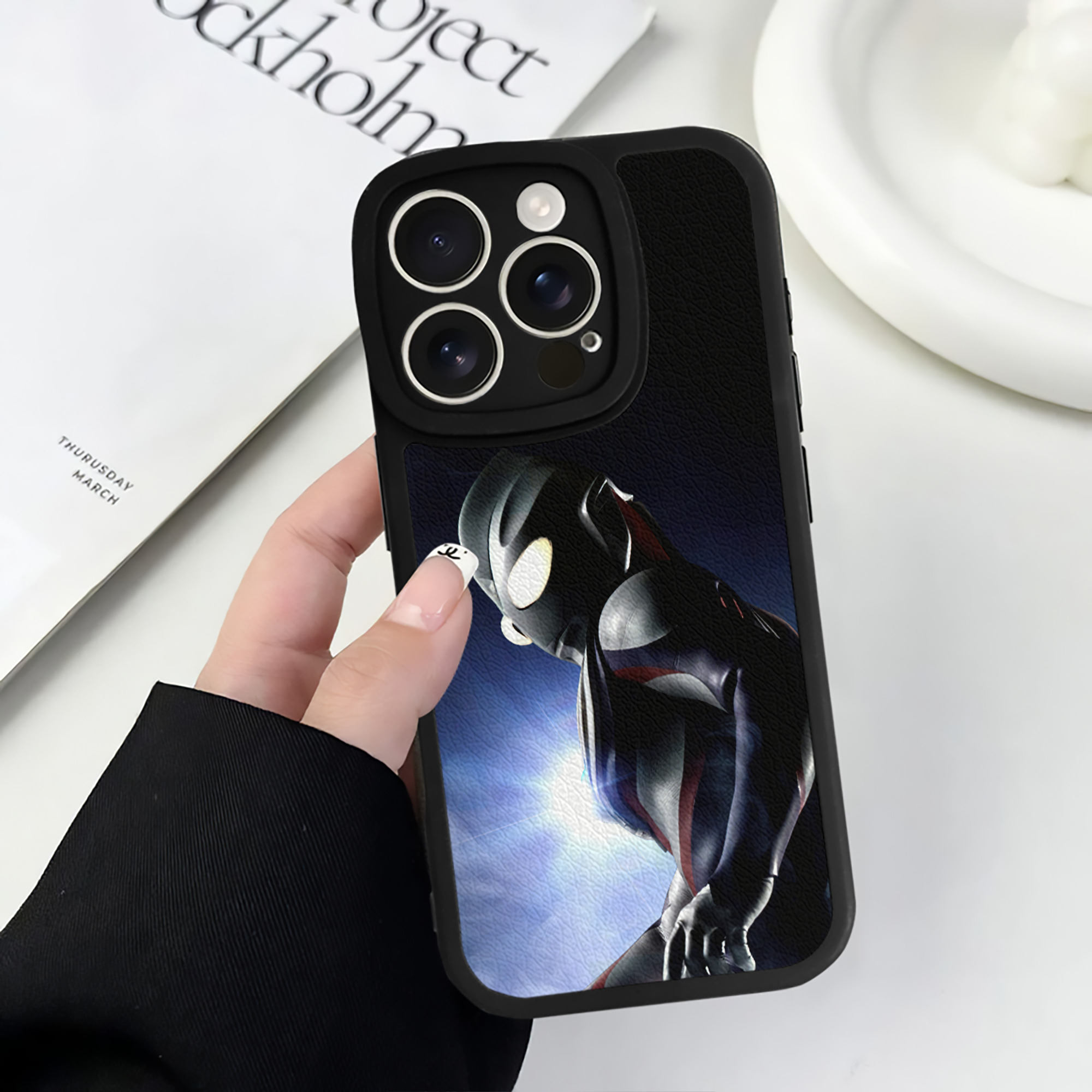 （画像用） ウルトラマン Ultraman 【iPhone 16シリーズ対応】シリコンスマホケース（レザー調） 材質：シリコン